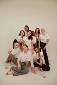 Les Amis community group photo — women Barcelona friendship app